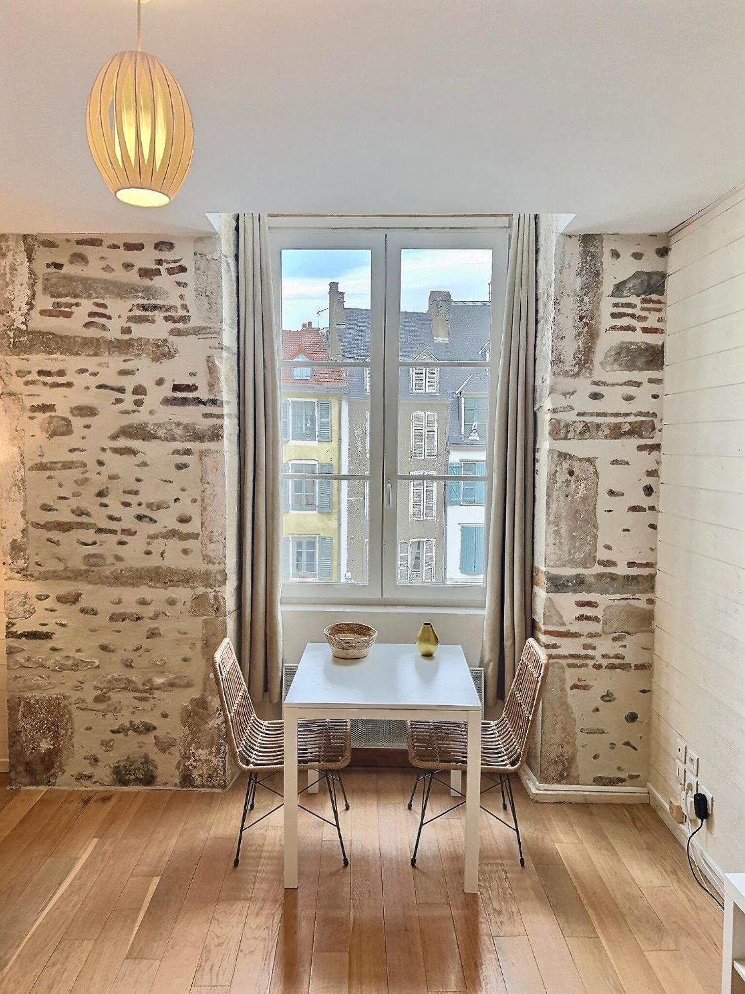 Wonderhost, Bois Et Pierre En Coeur De Ville По Екстериор снимка